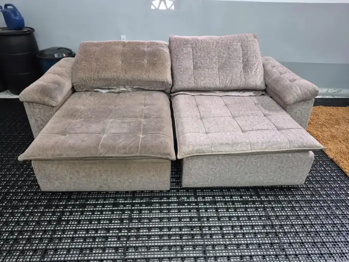 Sofá antes e depois da higienização feita pela Lave Top em Caruaru