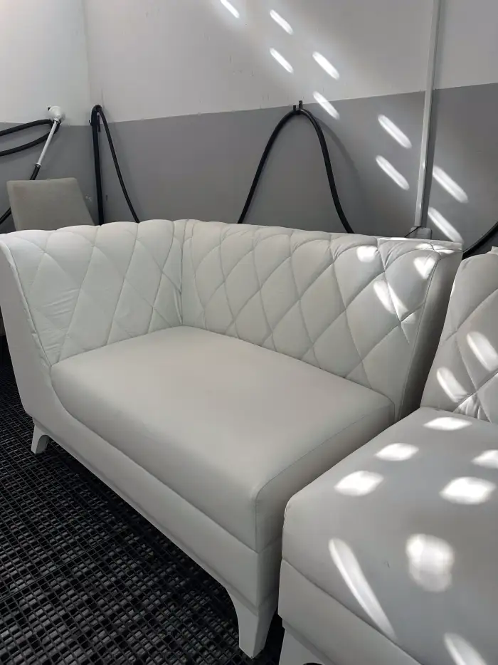 Sofá branco higienizado pela Lave Top em Caruaru