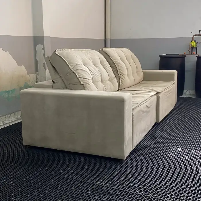 Sofá suede higienizado pela Lave Top em Caruaru